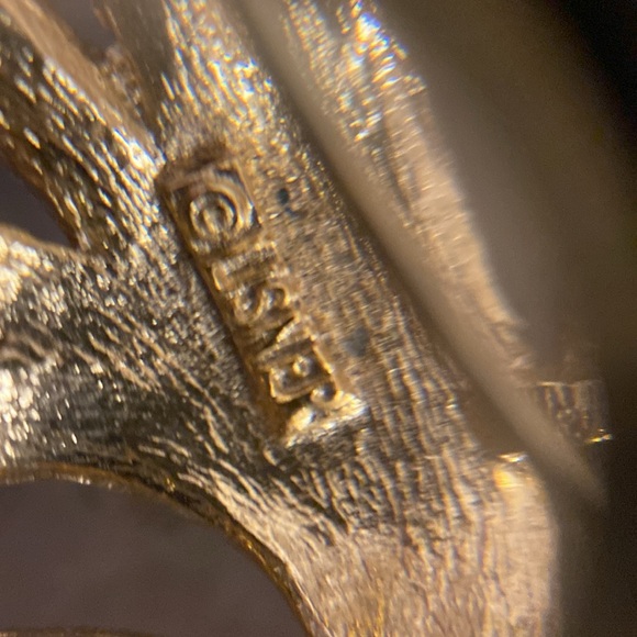 Vintage Lisner golden brooch Guc 2" x 2.25" - Picture 7 of 10